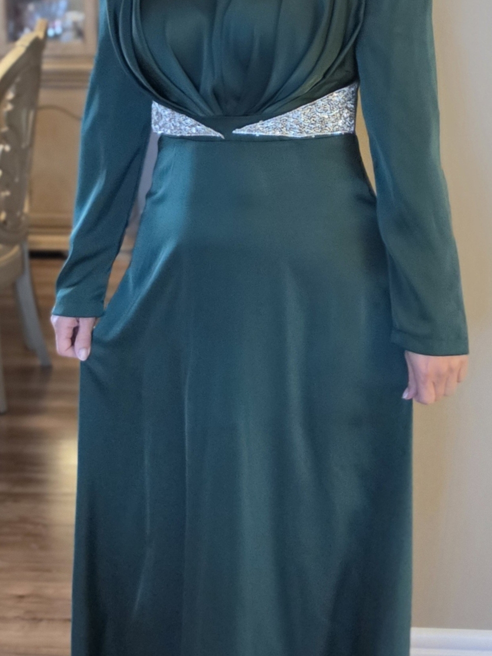 Elegant Emerald Long-Sleeve Evening Dress with Metallic Waist Accent